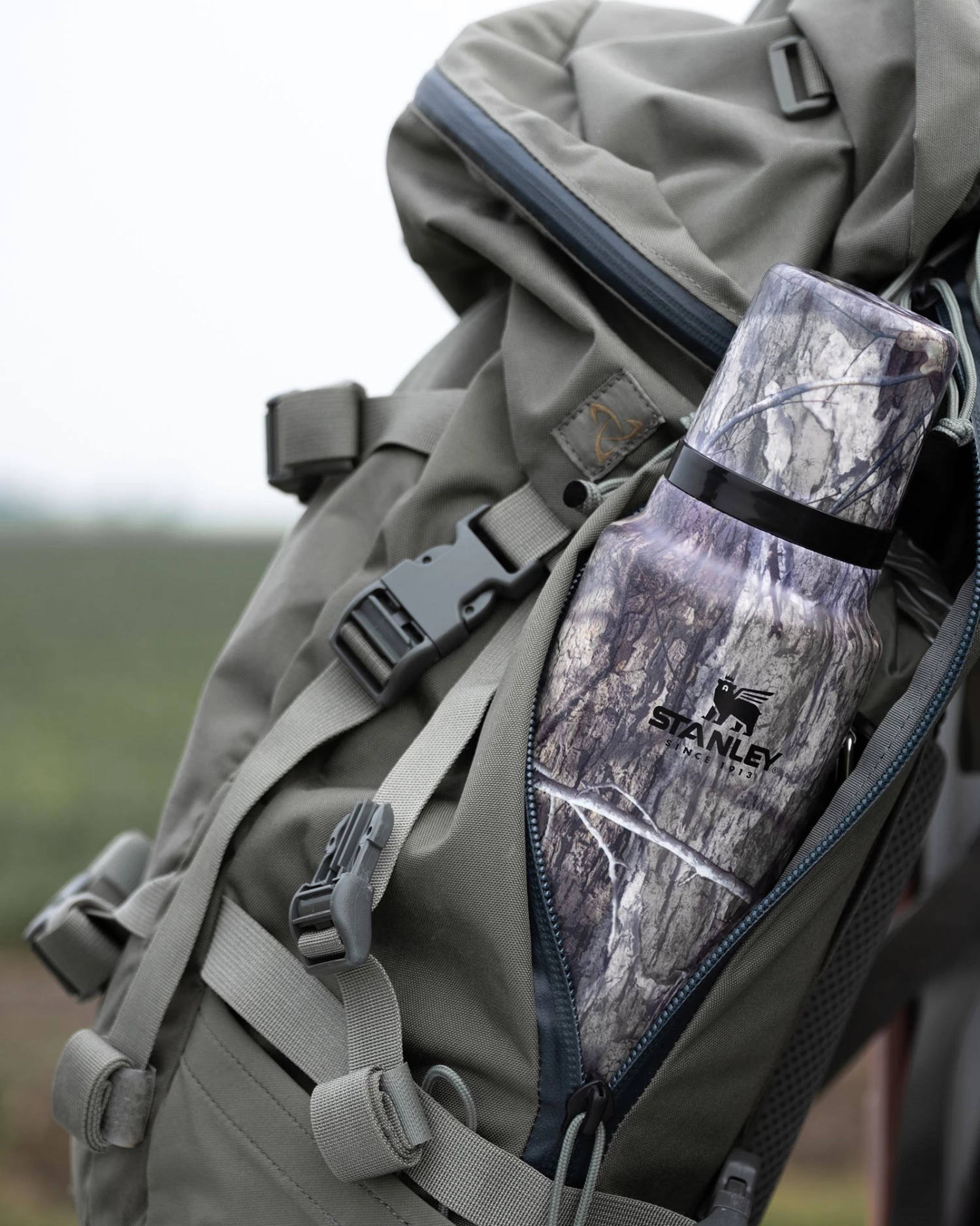 Stanley Classic Legendary Bottle For Unisex Blaze Orange 6 Stanley Classic Legendary Bottle For Unisex Blaze Orange - Image 6